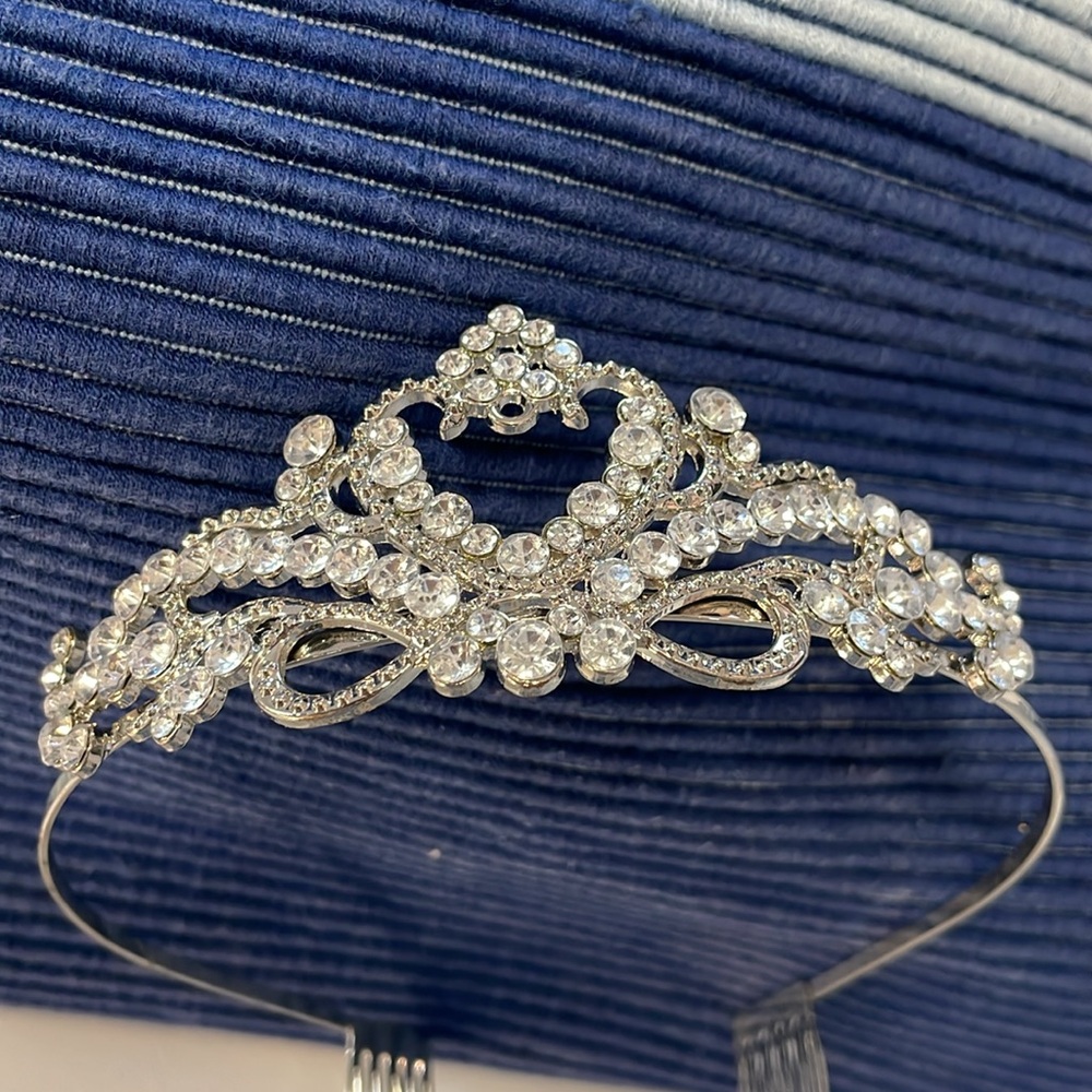 Tiara headband style